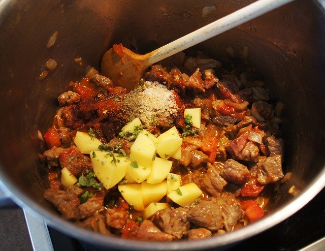 Descărcare gratuită Gulash Preparation Cook - fotografie sau imagine gratuită pentru a fi editată cu editorul de imagini online GIMP