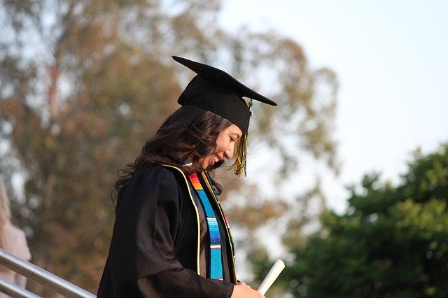 Bezpłatne pobieranie Graduation College Absolwent - bezpłatne zdjęcie lub obraz do edycji za pomocą internetowego edytora obrazów GIMP
