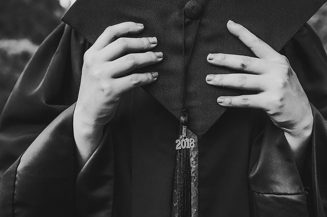 Descărcare gratuită Graduation Senior Gown - fotografie sau imagini gratuite pentru a fi editate cu editorul de imagini online GIMP