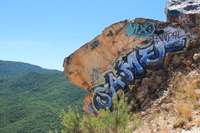 Bezpłatne pobieranie Graffiti Mountain - bezpłatne zdjęcie lub obraz do edycji za pomocą internetowego edytora obrazów GIMP