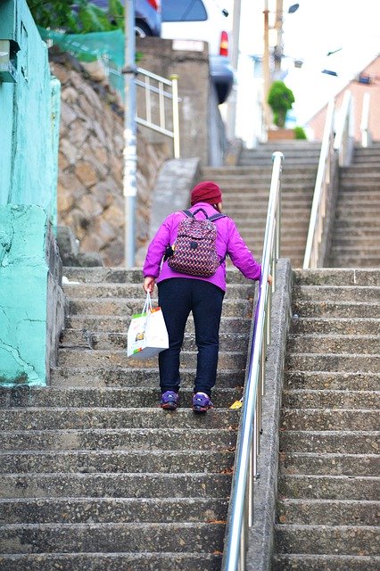 Scarica gratuitamente Grandmother Stairs Pain: foto o immagine gratuita da modificare con l'editor di immagini online GIMP
