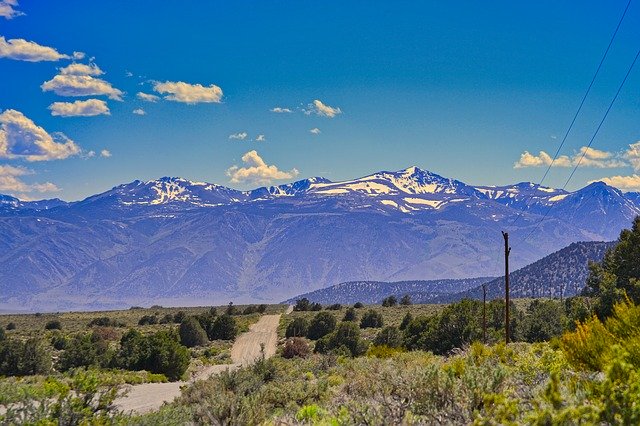 Descarga gratuita Gravel Road Mountains Desert - foto o imagen gratuita para editar con el editor de imágenes en línea GIMP