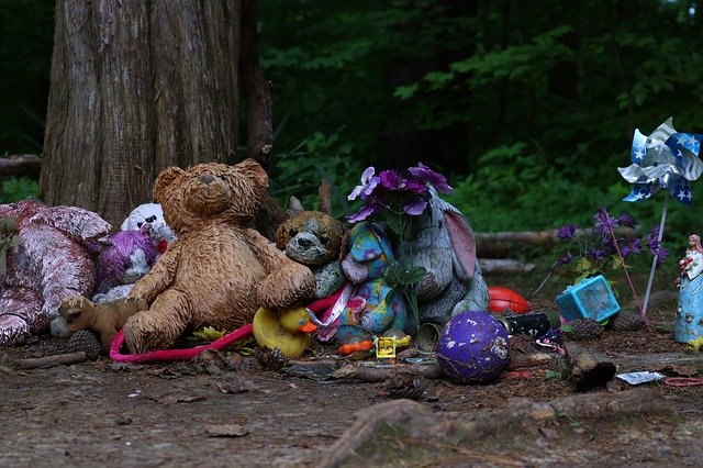 Descărcare gratuită Graveyard Child Creepy Toys - fotografie sau imagini gratuite pentru a fi editate cu editorul de imagini online GIMP