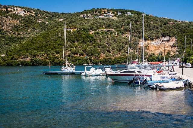 Descarga gratuita Greece Boats Sea - foto o imagen gratuita para editar con el editor de imágenes en línea GIMP