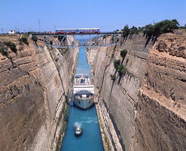 ดาวน์โหลดฟรี Greek Isthmus Boat - ภาพถ่ายหรือภาพฟรีที่จะแก้ไขด้วยโปรแกรมแก้ไขรูปภาพออนไลน์ GIMP