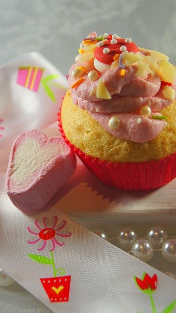 Muat turun percuma Kad Ucapan Muffin Birthday - foto atau gambar percuma untuk diedit dengan editor imej dalam talian GIMP