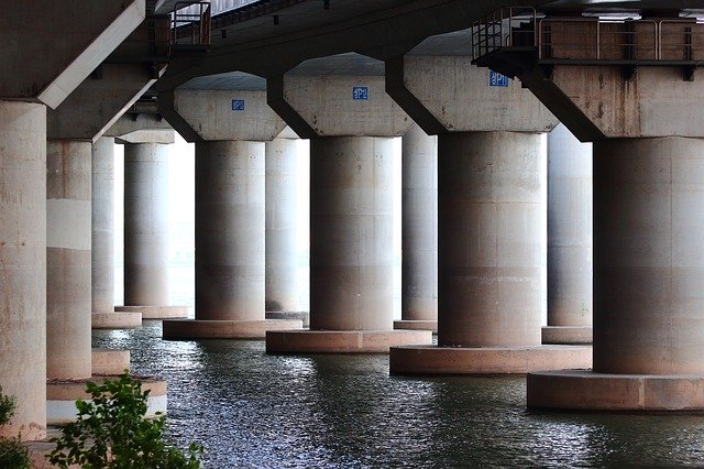 免费下载 Gray Bridge Under 免费照片模板，可使用 GIMP 在线图像编辑器进行编辑