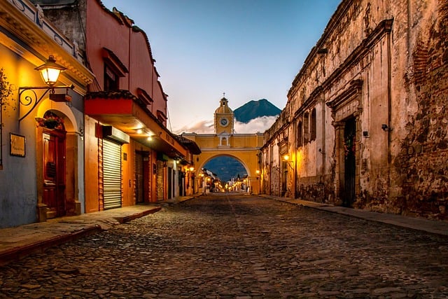 जीआईएमपी मुफ्त ऑनलाइन छवि संपादक के साथ संपादित करने के लिए ग्वाटेमाला सनसेट स्ट्रीट शहर की मुफ्त तस्वीर मुफ्त डाउनलोड करें