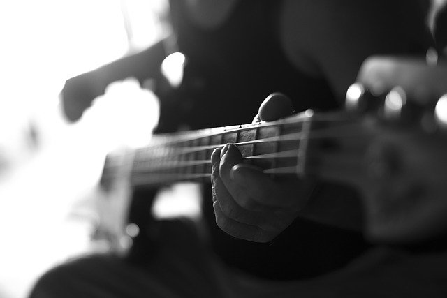 Безкоштовно завантажте Guitar Black And White Musician - безкоштовне фото або зображення для редагування за допомогою онлайн-редактора зображень GIMP