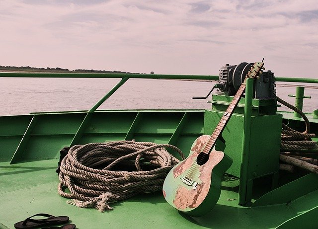 Unduh gratis Guitar Boat Green - foto atau gambar gratis untuk diedit dengan editor gambar online GIMP