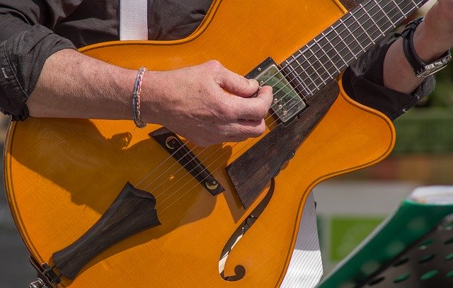 Téléchargement gratuit Guitare Guitariste Musicien - photo ou image gratuite à modifier avec l'éditeur d'images en ligne GIMP