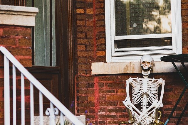 Descarga gratuita Halloween Skeleton House: foto o imagen gratuita para editar con el editor de imágenes en línea GIMP