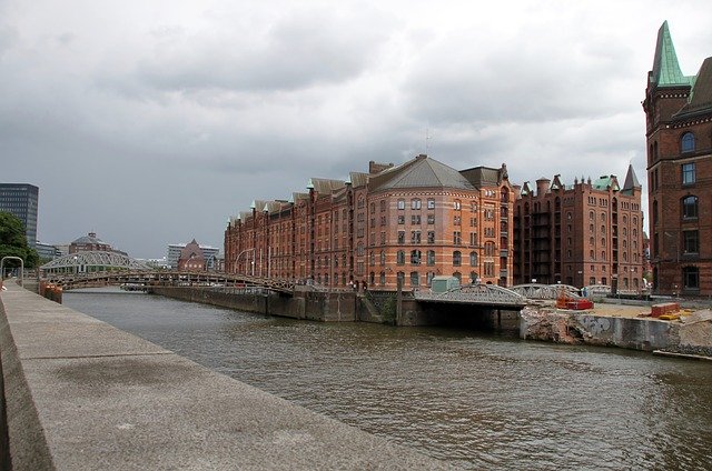 Téléchargement gratuit Eaux de la Speicherstadt de Hambourg - photo ou image gratuite à modifier avec l'éditeur d'images en ligne GIMP