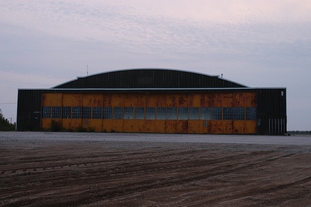 Unduh gratis Hangar Airport Urbex - foto atau gambar gratis untuk diedit dengan editor gambar online GIMP