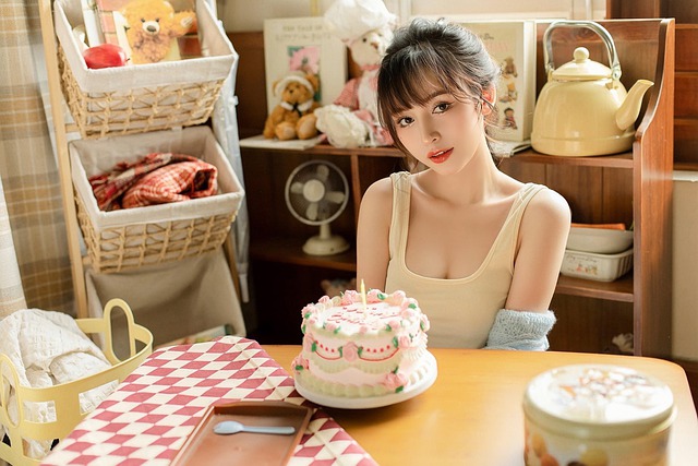 Bezpłatne pobieranie wszystkiego najlepszego z okazji urodzin kobieta tort świeca darmowe zdjęcie do edycji za pomocą darmowego internetowego edytora obrazów GIMP