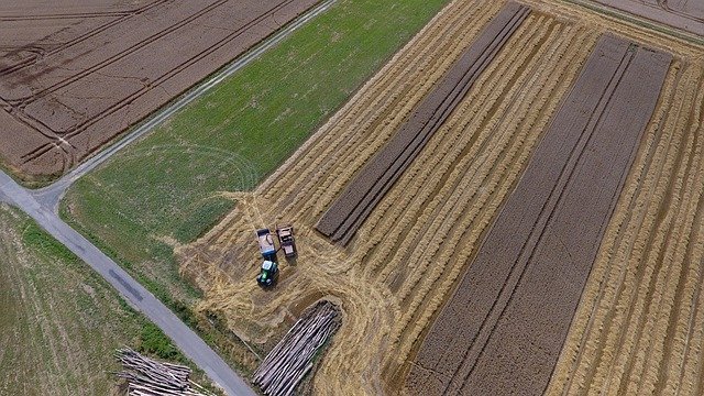 Kostenloser Download Harvester Landscape Field - kostenloses Foto oder Bild zur Bearbeitung mit GIMP Online-Bildbearbeitung