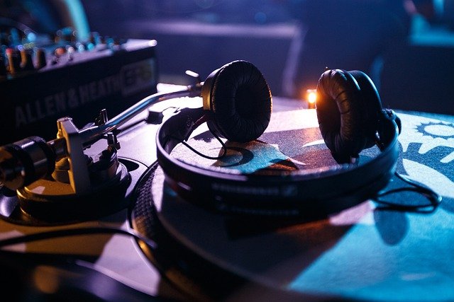 Kostenloser Download Kopfhörer Plattenspieler DJ Audio Kostenloses Bild, das mit dem kostenlosen Online-Bildeditor GIMP bearbeitet werden kann