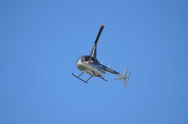 Descarga gratuita Helicopter Tour Flying: foto o imagen gratuita para editar con el editor de imágenes en línea GIMP