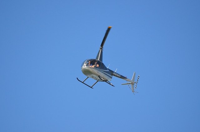 Bezpłatne pobieranie Helicopter Tour Flying - bezpłatne zdjęcie lub obraz do edycji za pomocą internetowego edytora obrazów GIMP