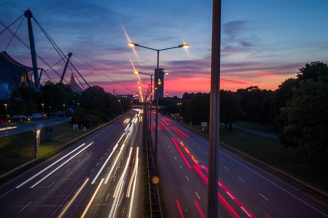 Download gratuito Highway Lights Sunset - foto o immagine gratuita da modificare con l'editor di immagini online di GIMP