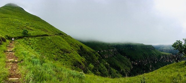 הורדה חינם Hiking Drakensberg Green - תמונה או תמונה בחינם לעריכה עם עורך התמונות המקוון של GIMP