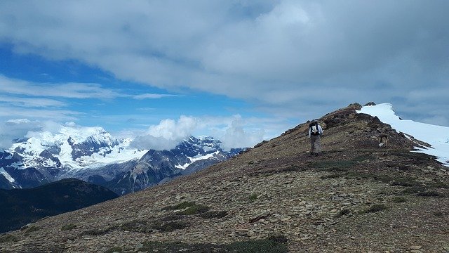 Unduh gratis Hiking Glacier Mountain - foto atau gambar gratis untuk diedit dengan editor gambar online GIMP