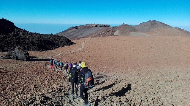 Téléchargement gratuit Paysage volcanique de randonnée - photo ou image gratuite et gratuite à modifier avec l'éditeur d'images en ligne GIMP