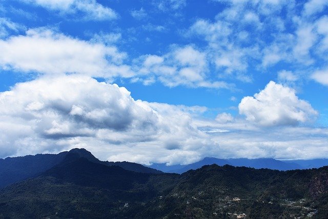 Unduh gratis Hills Clouds Nature - foto atau gambar gratis untuk diedit dengan editor gambar online GIMP