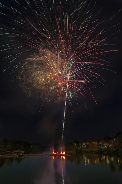 Descarga gratuita Holiday Celebrate Firework: foto o imagen gratuita para editar con el editor de imágenes en línea GIMP