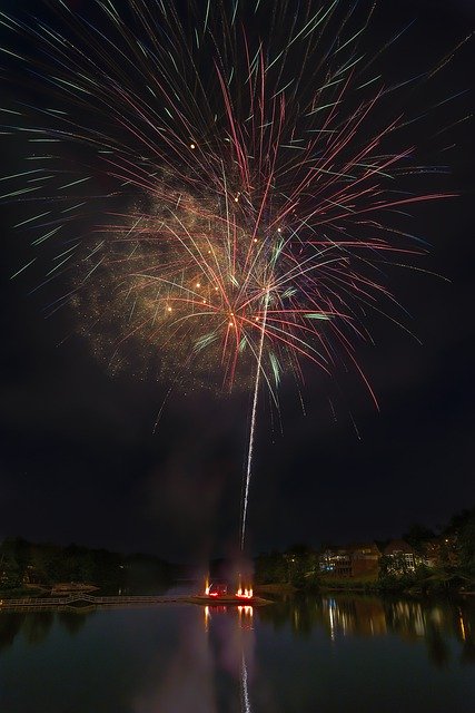 ดาวน์โหลดฟรี Holiday Celebrate Firework - ภาพถ่ายหรือรูปภาพฟรีที่จะแก้ไขด้วยโปรแกรมแก้ไขรูปภาพออนไลน์ GIMP