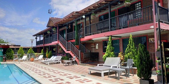 Bezpłatne pobieranie Hotel Lake Calima Kolumbia Południowa - bezpłatne zdjęcie lub obraz do edycji za pomocą internetowego edytora obrazów GIMP