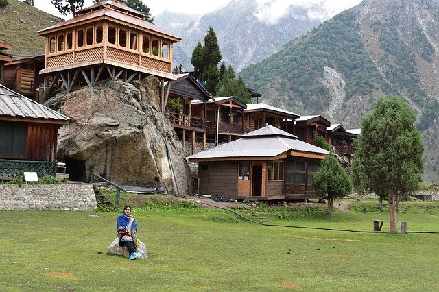 Muat turun percuma Hotel Mountains Grass - foto atau gambar percuma untuk diedit dengan editor imej dalam talian GIMP