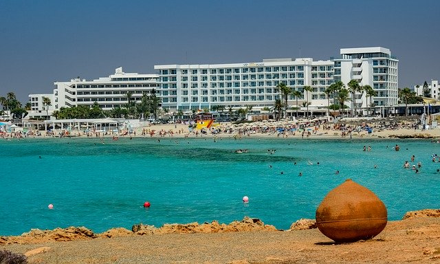 Descarga gratuita Hotel Resort Beach: foto o imagen gratuita para editar con el editor de imágenes en línea GIMP