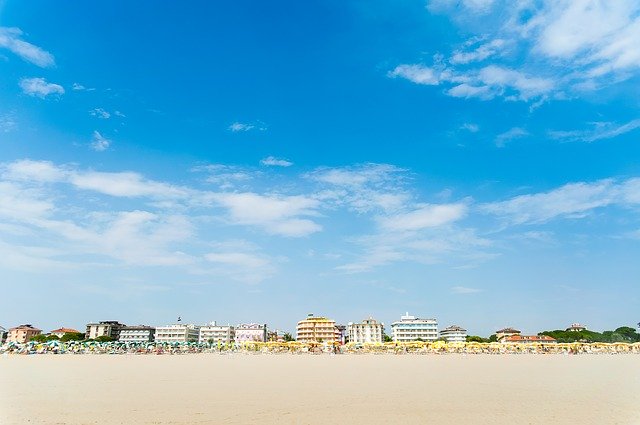 Descarga gratuita Hotels Beach Hotel: foto o imagen gratuita para editar con el editor de imágenes en línea GIMP