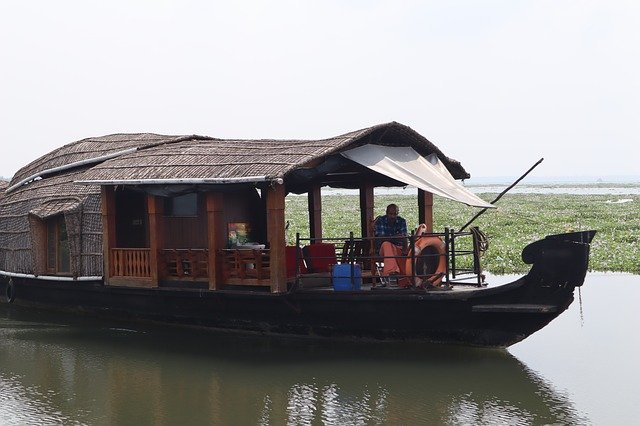 Téléchargement gratuit Houseboat Boat Backwater - photo ou image gratuite à éditer avec l'éditeur d'images en ligne GIMP