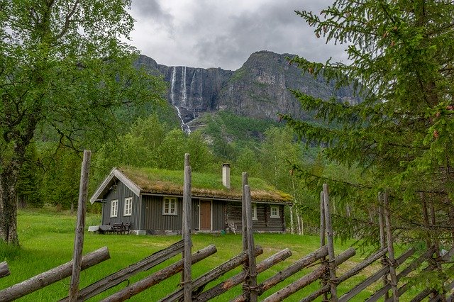 Descarga gratuita House Mountains Landscape - foto o imagen gratuita para editar con el editor de imágenes en línea GIMP