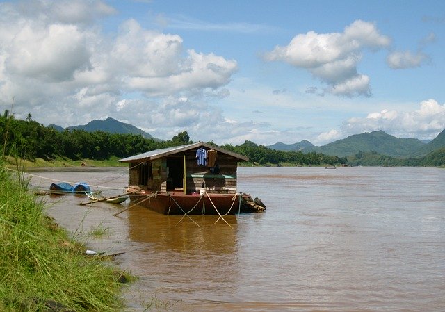 Descărcați gratuit șablonul foto gratuit House River Nature pentru a fi editat cu editorul de imagini online GIMP