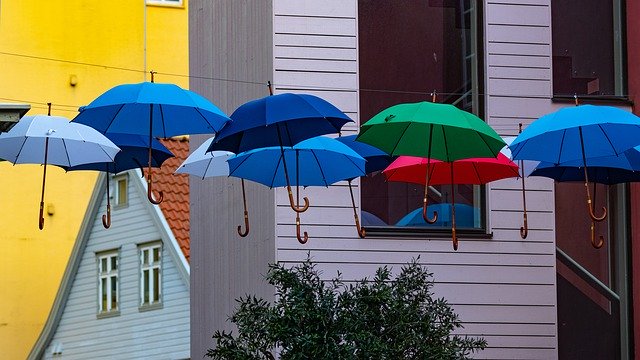 Scarica gratuitamente House Umbrellas Colourful: foto o immagine gratuita da modificare con l'editor di immagini online GIMP
