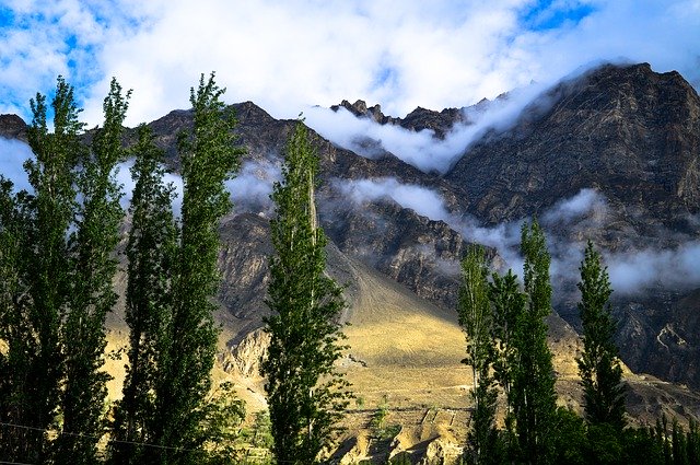 Descarga gratuita Hunza Landscape Mountains: foto o imagen gratuita para editar con el editor de imágenes en línea GIMP