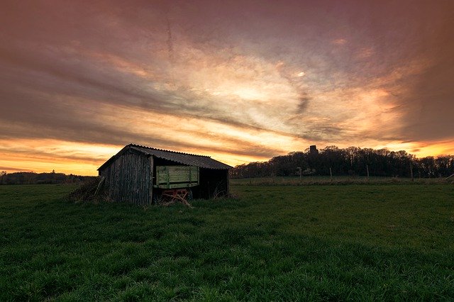 Descarga gratuita Hut Barn Landscape: foto o imagen gratuita para editar con el editor de imágenes en línea GIMP