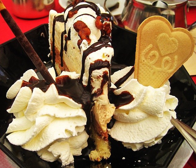 Бесплатно скачать торт-мороженое с шоколадным соусом бесплатное изображение для редактирования в GIMP бесплатный онлайн-редактор изображений