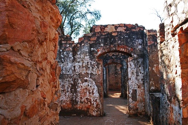 Modelo de interior de foto do antigo forte em ruínas - para OffiDocs