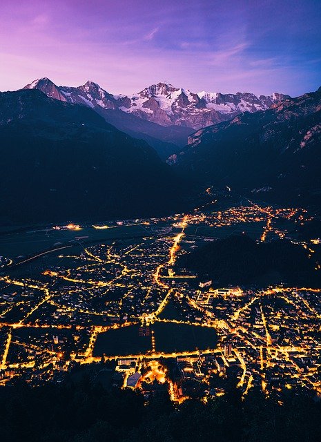 Darmowe pobieranie Interlaken Night Lights - darmowe zdjęcie lub obraz do edycji za pomocą internetowego edytora obrazów GIMP