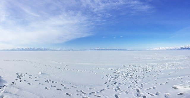 Téléchargement gratuit Dans la neige du lac Sailimu du Xinjiang - photo ou image gratuite à modifier avec l'éditeur d'images en ligne GIMP