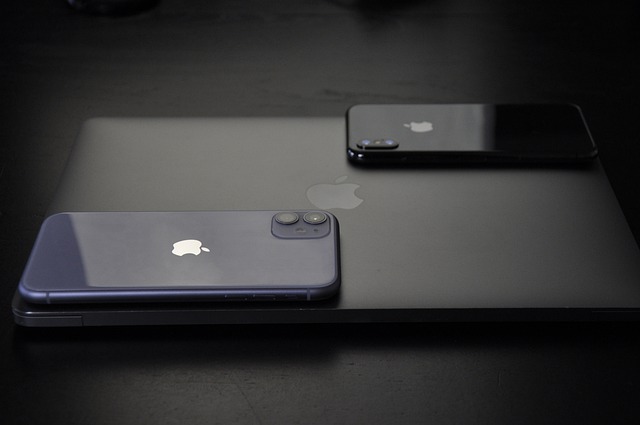 Free download iphone apple macbook laptop mobile free picture to be edited with GIMP free online image editor