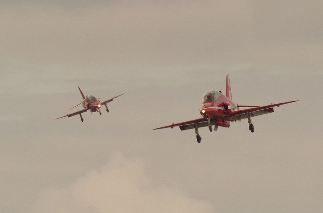 Bezpłatne pobieranie Jets Aircraft Red Arrows - darmowe zdjęcie lub obraz do edycji za pomocą internetowego edytora obrazów GIMP