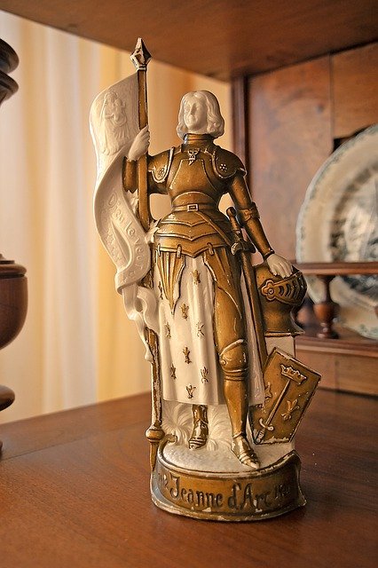 Bezpłatne pobieranie figurki świętej joanny d'arcu darmowe zdjęcie do edycji za pomocą bezpłatnego internetowego edytora obrazów GIMP