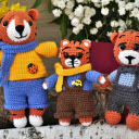 joyful family of knitted tigers made of yarn  screen for extension Chrome web store in OffiDocs Chromium