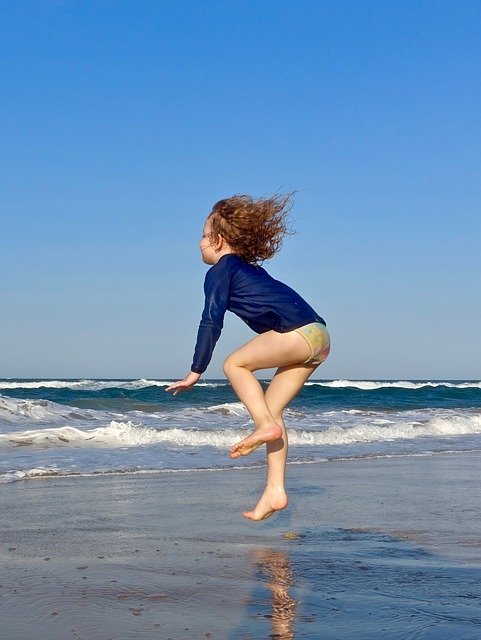 Безкоштовно завантажте Jump Child Beach - безкоштовне фото або зображення для редагування за допомогою онлайн-редактора зображень GIMP