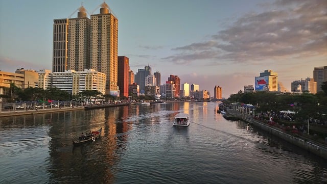 Unduh gratis gambar perahu sungai kota kaoshiung taiwan gratis untuk diedit dengan editor gambar online gratis GIMP